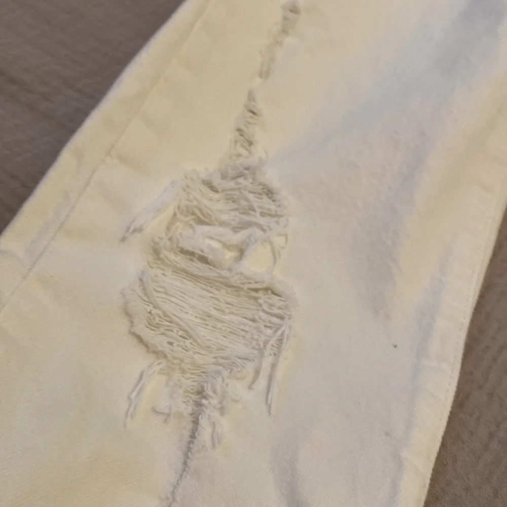 Levi's 501 Women White Straight Distressed Jeans. Size 26 - Picture 10 of 11